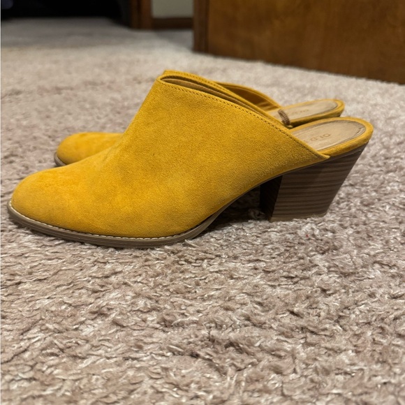 Old Navy Mustard Yellow Mules - Picture 1 of 4